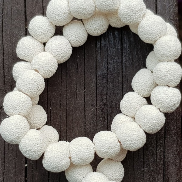 12mm Krāsotas baltās lavas akmeņu virtene 38-40cm 